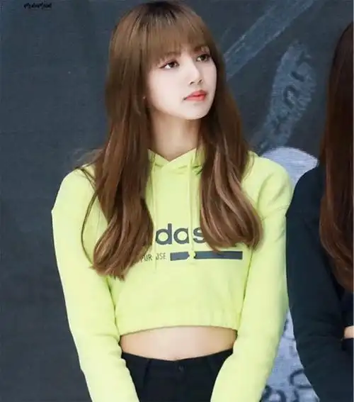 原创人间芭比怎么穿来看看lisa的穿搭心得轻松拥有女团风