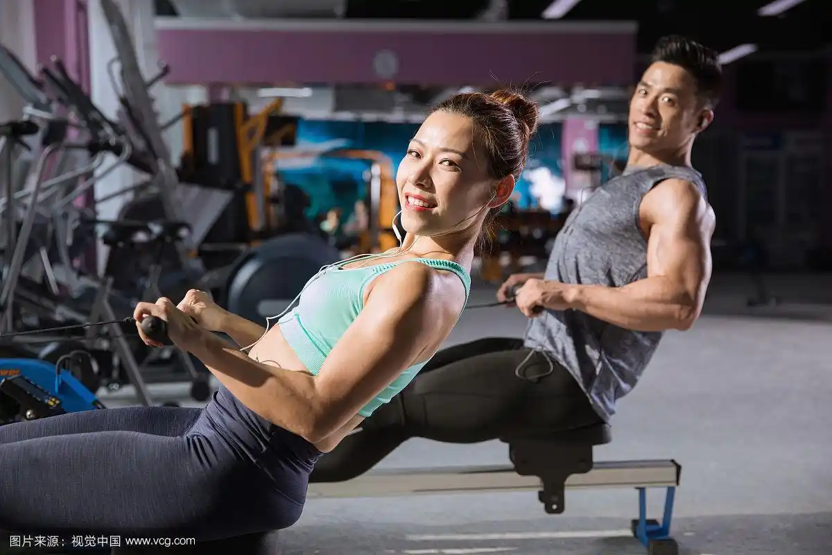 在健身房健身的男女