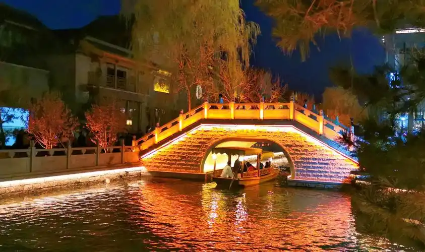 图为水云间文化商街夜景图