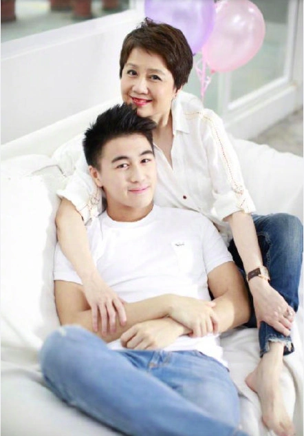 赌王四太众子女合体拍写真何超盈超大孕肚太抢镜