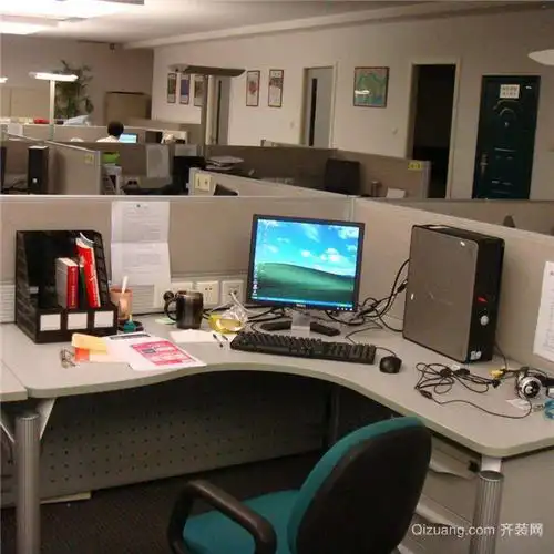 女性办公桌上摆放风水