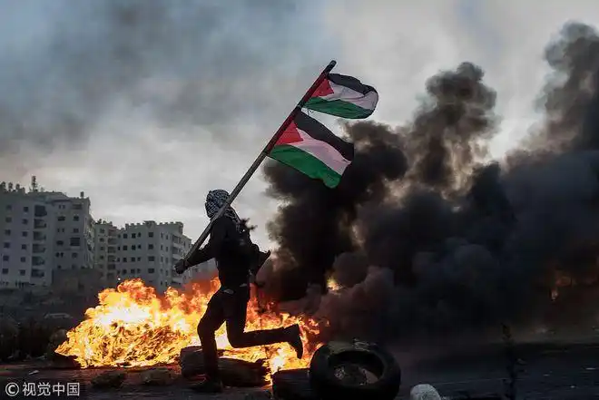 巴以军民就耶路撒冷问题持续冲突 现场一片混乱