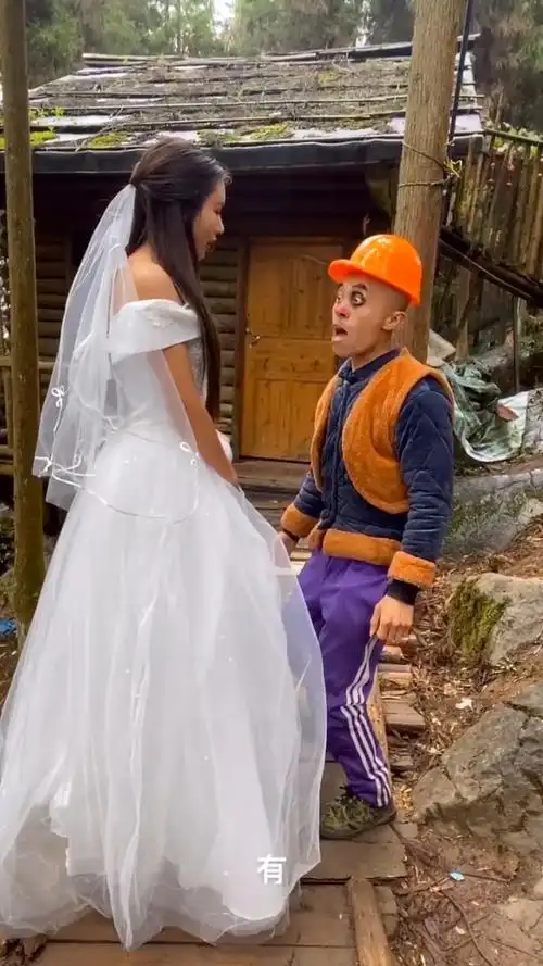 美女都穿婚纱来求婚了,居然被光头强拒绝了