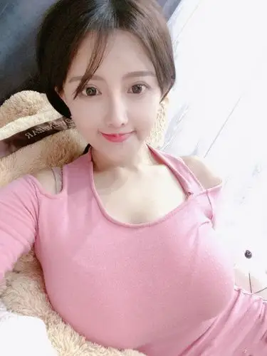 古阿扎微博po图粉色上衣超抢镜评论区片总一堆