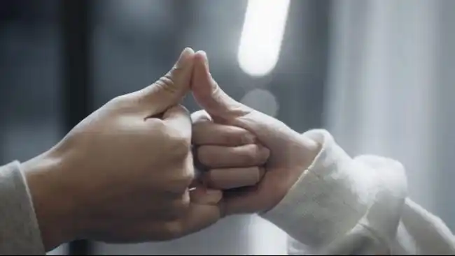 两人相约考上京大,像小孩子一样,拉钩上吊一百年不许变!