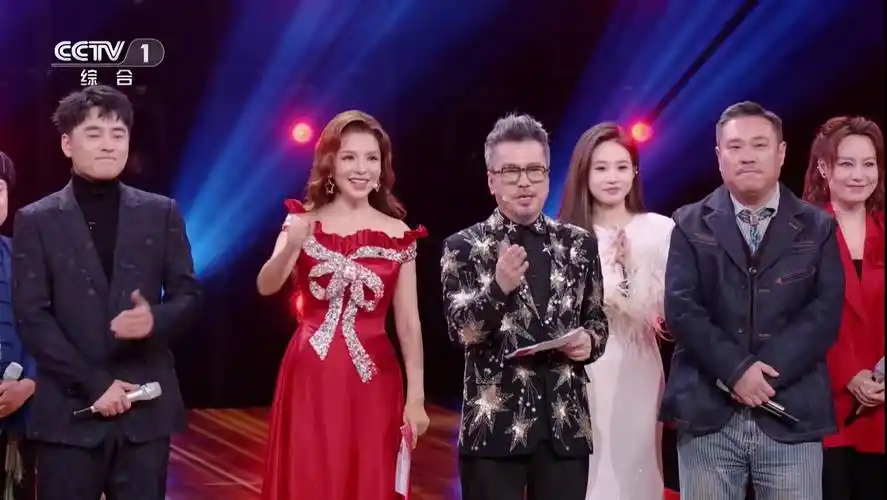 《星光大道》年度总决赛,朱迅不再是形单影只,新搭档