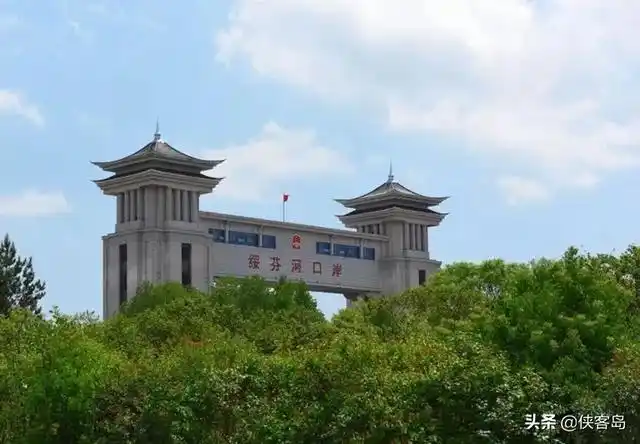 侠客岛:边境口岸输入风险陡增,"外防输入"怎么防?