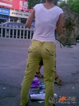 【一生有你街拍演义】第一千六百五十一回——又到傍晚光线暗,黄裤