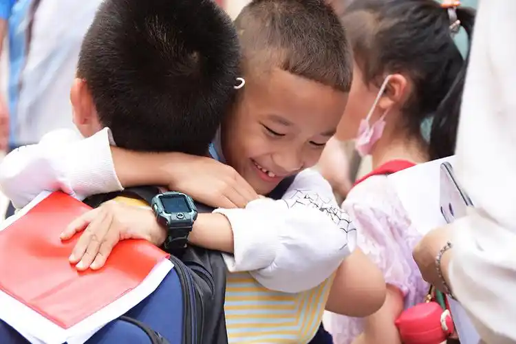 8月30日,江苏苏州,部分低风险地区中小学如期开学,同学们分年级分时段