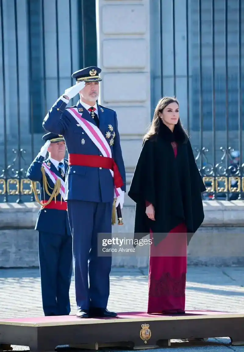 1月6日,西班牙国王菲利普六世和王后莱蒂齐亚出席新年阅兵以及 - 抖音