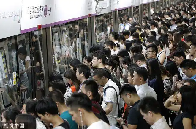 深圳,地铁黄贝岭站5号线等候乘车的人流密密麻麻如夏日海滩 / 视觉