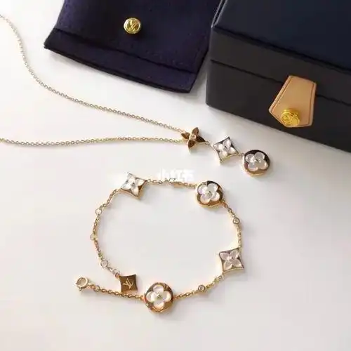 lv三花不规则白贝项链_项链_路易威登怎么样_穿搭_夏天去哪玩_贝母_lv