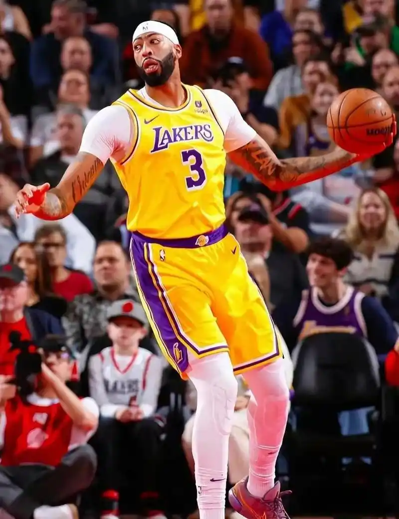 湖人107:95狂胜开拓者,詹姆斯宝刀未老22投12中砍下35 5 9,戴维斯顶级