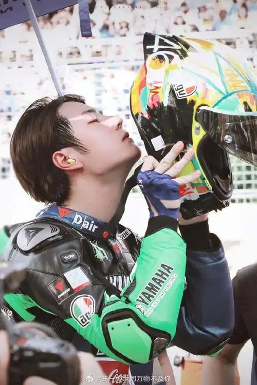 王一博摩托赛场 - 堆糖,美图壁纸兴趣社区