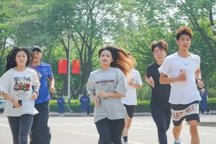 关于步道乐跑的说说