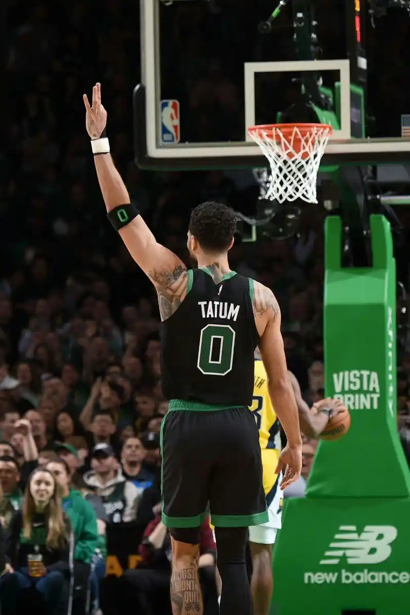 背影:塔图姆 汤普森 加内特 小佩顿 拉文 威少 杜兰特 加兰&米切尔