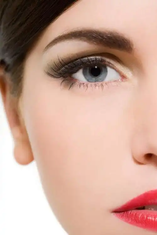 西方人,脸,头,眼睛,嘴,脸颊,眉毛,睫毛,一个人,竖图,室内,特写,白天