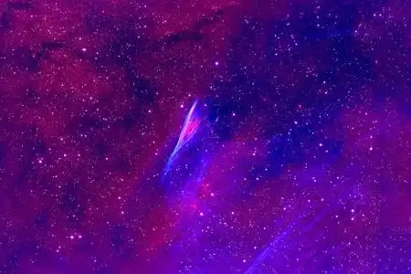 一个美丽的紫色星云.和星星在一起.