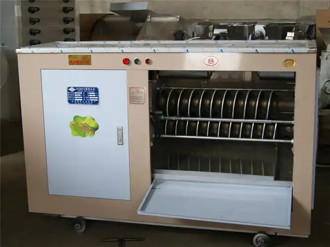 其它 正文 1,清洗馒头面包一体机的内桶,直至干净清洁,将内桶从机器中