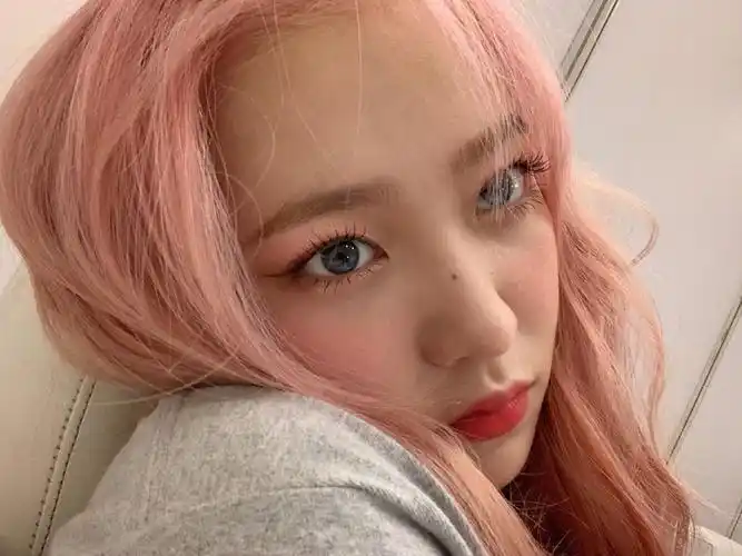 深夜美貌暴击 粉发yeri分享怼脸自拍