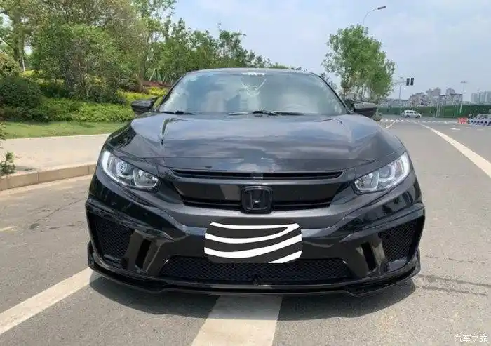 请记住,思域的尾灯,也不是每辆车都敢跟gtr争高下