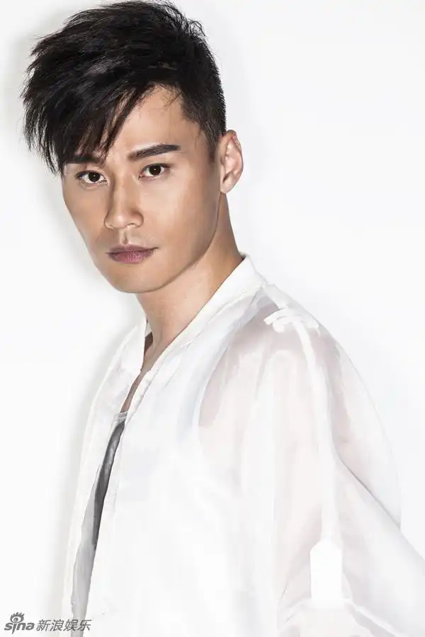 23 11:51:31 1 / 3 新浪娱乐讯 近日,演员程皓枫曝光一套最新时尚写真