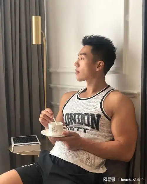 青春帅哥用健硕的胸肌和腹肌征服你拥有这样的男朋友什么体验