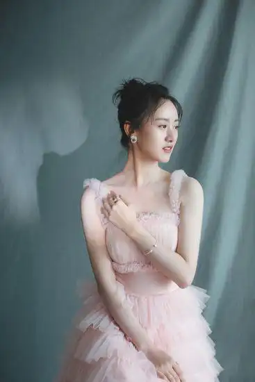 袁冰妍化身芭蕾天使自信优雅阐述百变风格