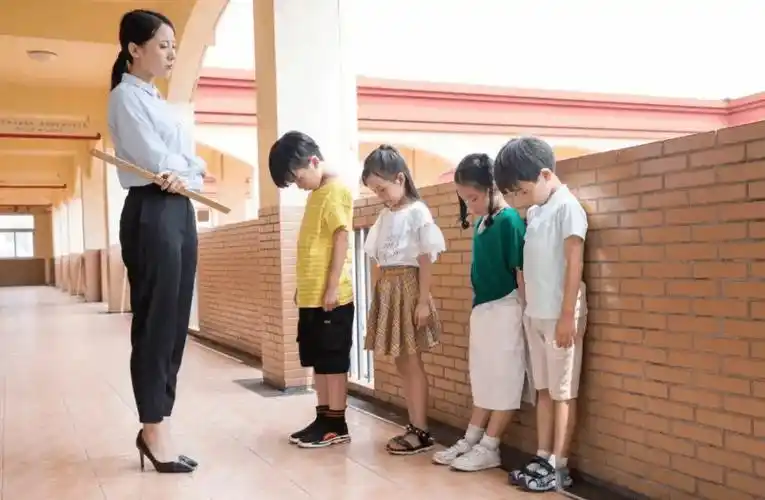 "体罚"又有新花样,虽然不打不骂,但学生苦不堪言_惩罚_方式_记性