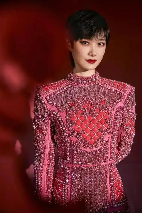 春晚舞台上的李宇春穿红色短裙大秀细长美腿十分抢镜吸睛