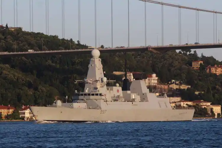 7月3日,英国皇家海军驱逐舰"邓肯"号(d37),加拿大皇家海军巡防舰"