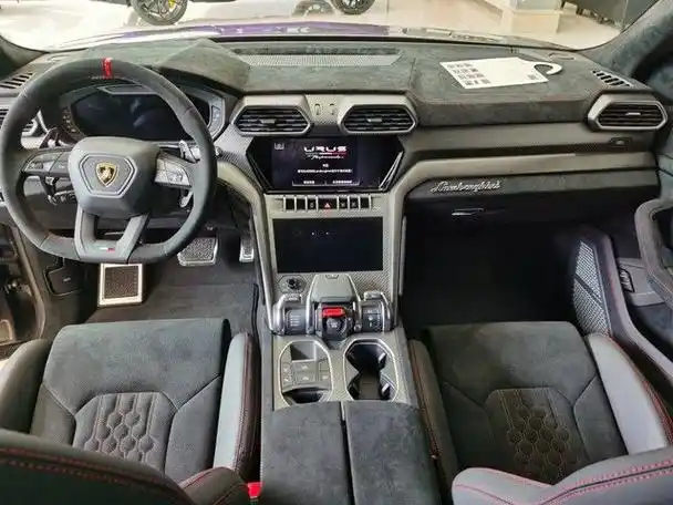 兰博基尼越野车实拍 顶配翻毛皮覆盖内饰_网易