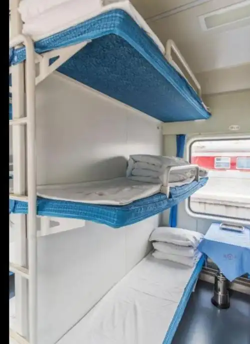 硬卧和软卧区别在于车厢布局不同,铺位不同,车厢设施不同,票价不同.