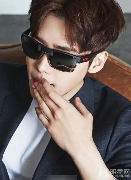 时尚潮人李钟硕图片 李钟硕变身斯文暖男写真时尚图片