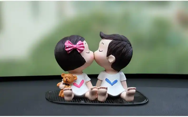 接吻猪车内创意汽车摆件饰品可爱车载卡通小玩偶车饰小猪公仔礼品