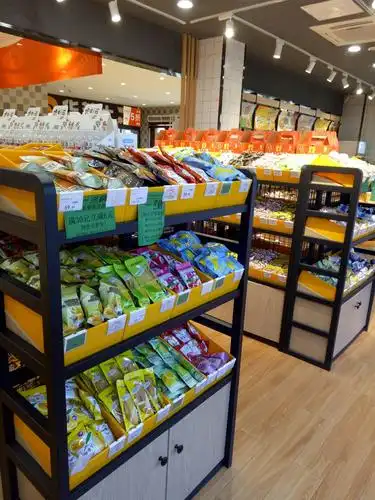 阳逻瀚华天地店小百零食铺陈列图片