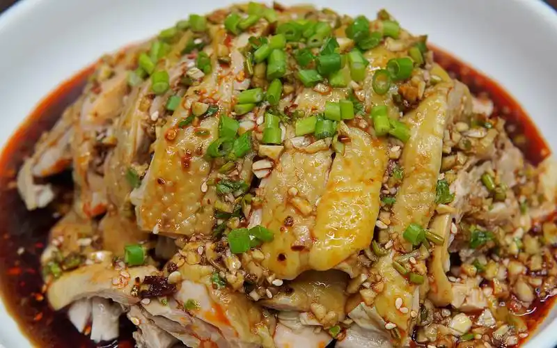 川味红油口水鸡的家常详细做法,鸡肉鲜嫩有食欲,调汁满满的干货