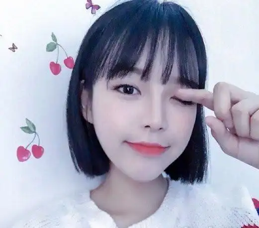 不需要烫染的一款发型,头发长度差不多齐嘴的位置,刚好可以遮住脸部肉