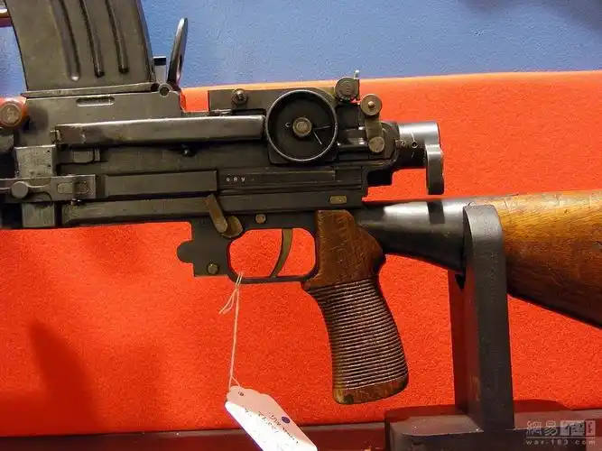 九六式轻机枪,枪口初速:735 米