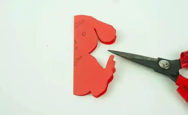 沿轮廓线将小狗剪下来,别忘了眼睛哦