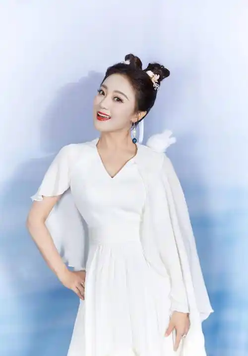 玖月奇迹王小玮嫦娥造型亮相舞台,娇俏可爱又灵动,笑起来很治愈_观众