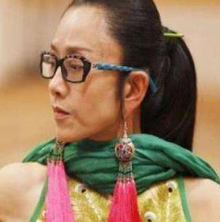 感觉完全不像一个人,仔细一看脸上全部都是皱纹,虽然杨丽萍这个年龄与