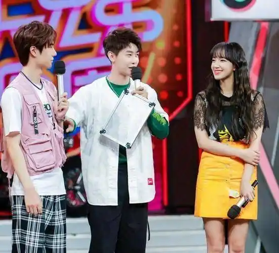 程潇在曝料环节称王一博"不太喜欢女生",高冷的王一博表情崩了_样子