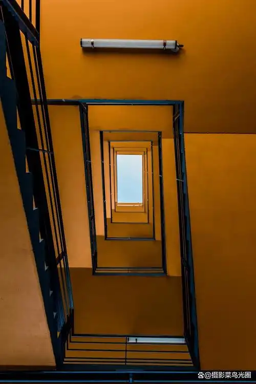 而透视是一种能够增强画面空间感和纵深感的构图技巧