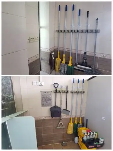 卫生间保洁工具摆放整齐
