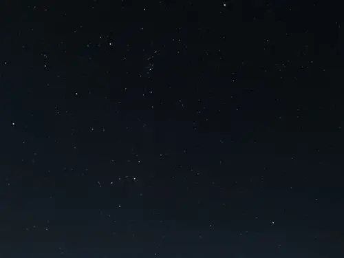 夜晚的天空总有闪烁的星星保存图片就手机调到最亮就看见了