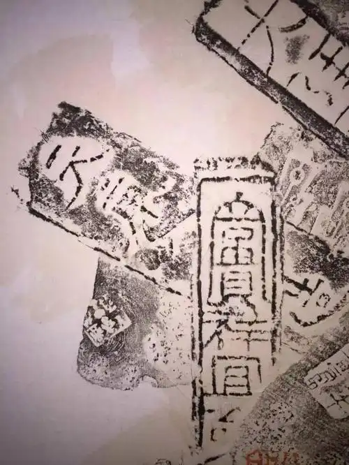 子济作品-百岁图 《百岁图》,源于传统的锦灰堆绘画,是元代画家钱选