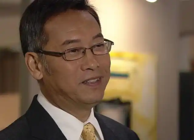 老演员岳华去世,陈展鹏发文哀悼,前任女友郑佩佩却满面春光颁奖