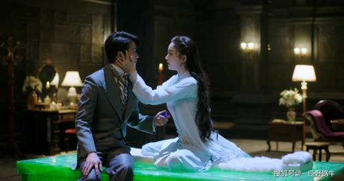 《十二谭》的主线剧情和《司藤》类似,都是妖精女主被男主唤醒,然后