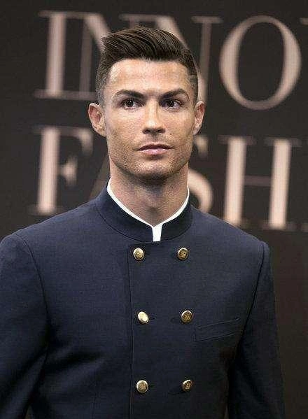 公正吗球迷票选足坛最帅球星c罗闯入决赛梅西止步十六强